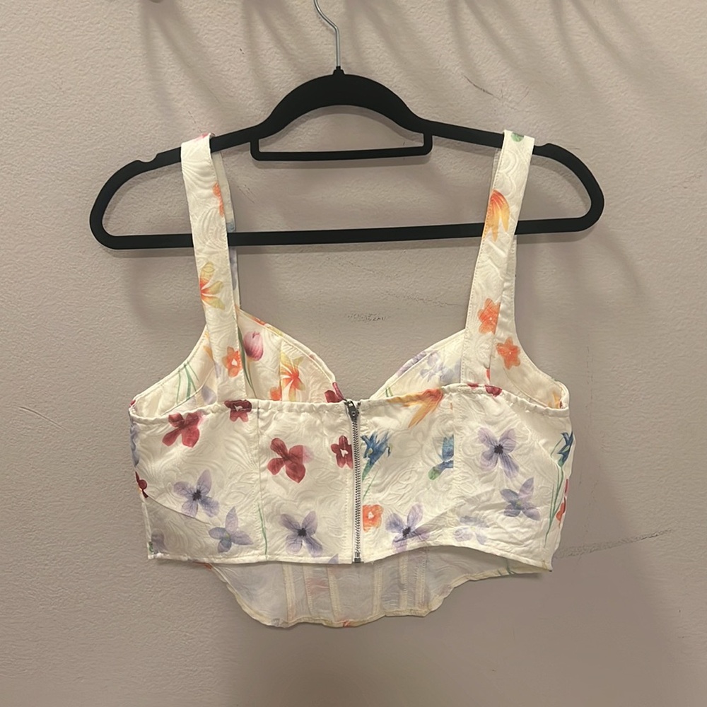 Gorgeous flower tank top, perfect for Summer picnics. - Picture 3 of 3
